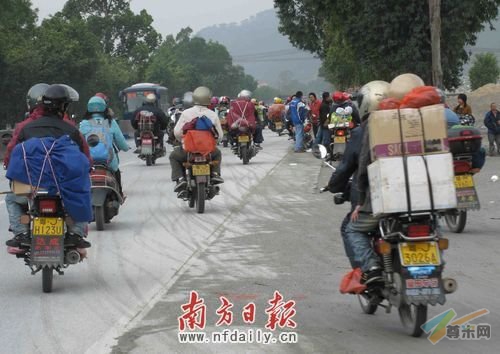 珠三角10万农民工组摩托车大军返乡(图)