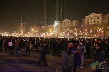 山西多地出现地震谣言 市民恐慌半夜街头躲避