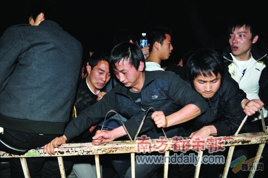 揾工者密集涌动，有人不堪拥挤边抢位置边骂人。