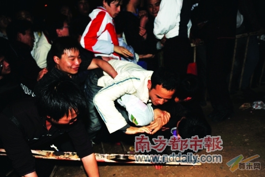 清晨5：12，护栏终于扛不住拥挤人群，轰然倒地。