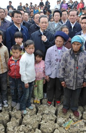 温家宝第3次赴西南考察旱情与村民一道施肥