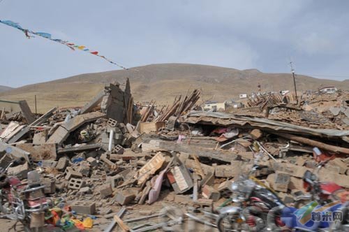 青海玉树地震已造成589人死亡 10万灾民需安置