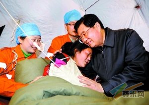 在玉树州孤儿学校板房教室里，胡锦涛拿起粉笔写下：“新校园，会有的！新家园，会有的！”并领着孩子们大声朗读。 廖攀 摄 