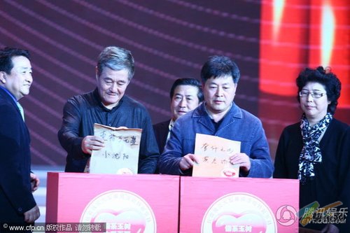 央视赈灾晚会为青海震区筹款 赵本山现场捐款