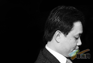 黄光裕出庭受审面容清瘦对三项指控均持异议