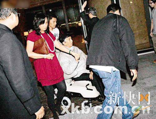 赌王与三太再度恩爱出巡何超云默认收订婚戒指
