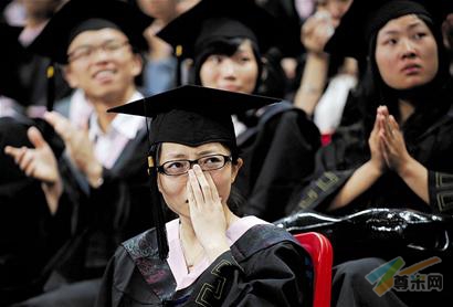 校长毕业典礼演讲引发7700余学子起立高呼(图)