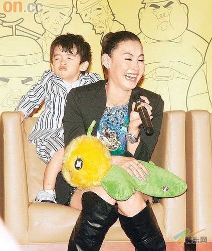 张柏芝曝Lucas趣事：见到戴口罩肥女人就喊妈
