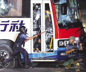 警方用锤子砸车门。