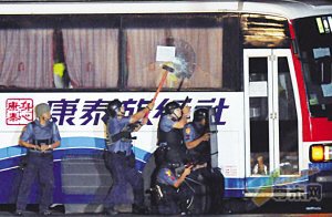 19：30左右 警方开始强攻，警方用锤子砸车窗。