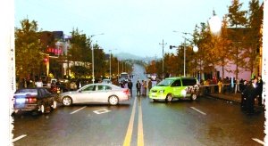 亿万富翁驾豪车三次堵路围殴交巡警(组图)
