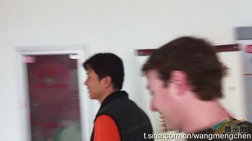 扎克伯格赴百度大厦拜会李彦宏(图片来源：新浪微博)
