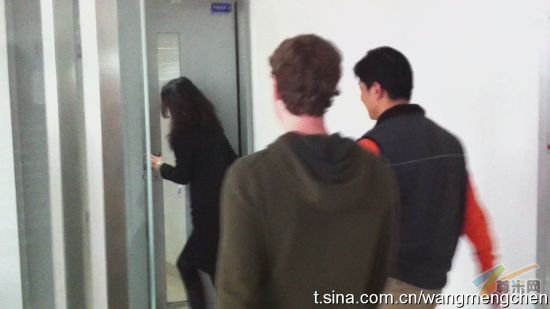 扎克伯格和李彦宏背影(图片来源：新浪微博)