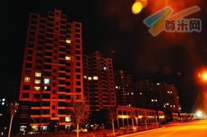 夜晚的康巴什新区内马路空旷，高层住宅楼只有少数窗口亮着灯。 晨报特派记者 赵磊 现场图片
