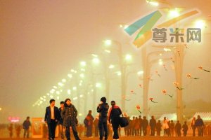  因天气阴沉加上雾气影响，昨天下午5点半，奥林匹克公园就开启了全部夜景照明。