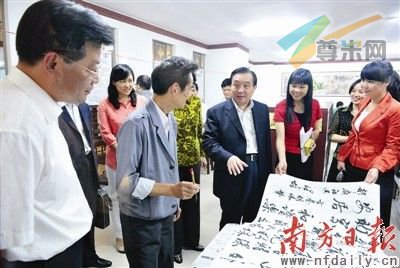 昨日下午，王晨（右四）率中央宣讲团成员到越秀区广卫街都府社区参观，并与市民座谈。 南方日报记者 王辉 摄