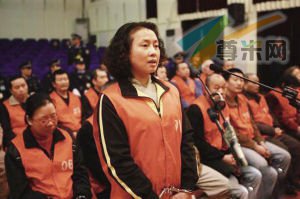 图为王紫绮7日在重庆五中院大审判庭