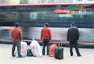 11月15日，山西长治市城西路，几位农民工在路边等车。作为外来务工人员，他们在企业中很难享受完备的社会保障。资料图片