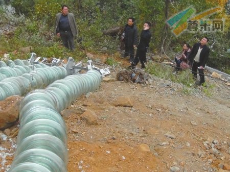 相关部门勘查事故现场