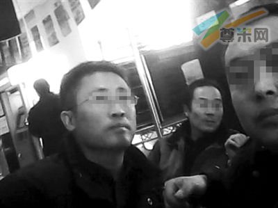 12月15日，永清法院人员在车管所内办手续。