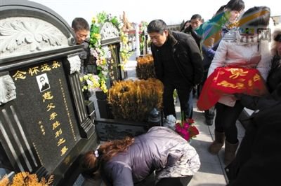 12月23日，被害人李胜利的家人在墓前祭奠。历经7年，最后一名嫌疑人落网，李胜利的遗体得以入土为安。
