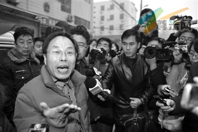 去年12月29日，药家鑫之父药庆卫诉张显名誉侵权案在西安市雁塔区法院开庭。走出法庭的张显接受记者采访。邓小卫 摄