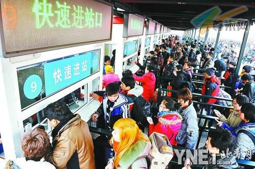 昨天，西站的110个实名制验票口全部开启 摄影/本报记者郝