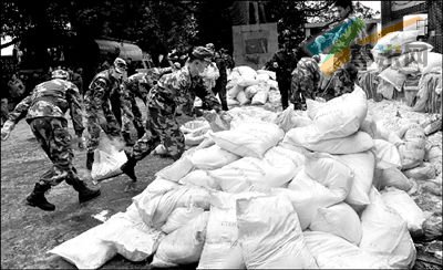 1月29日，在广西柳州市柳城县糯米滩水电站，武警战士和消防官兵在搬运絮凝剂。 新华社发