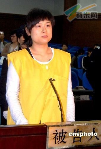 2009年4月16日，浙江省金华市中级人民法院首次开庭审理吴英，检察机关指控吴英集资诈骗人民币达3.89亿元，而吴英代理人当庭为其作无罪辩护。这起倍受关注的案件吸引了近30家媒体记者及近200名群众现场旁听。图为在法庭上的吴英。