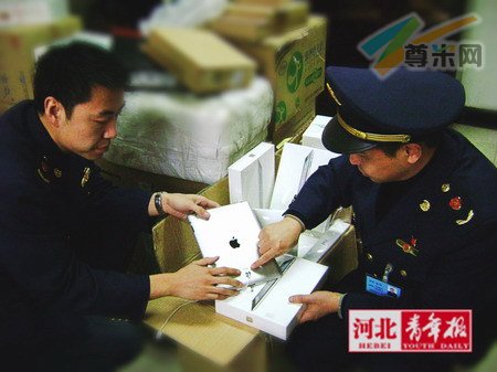 工商执法人员清理被查扣的苹果iPad2