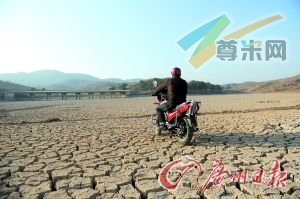 石林县新坝水库已经完全干枯，村民可以骑摩托车穿越库区。记者乔军伟 摄 