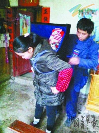 汪正年夫妇在家中 赵涵漠摄