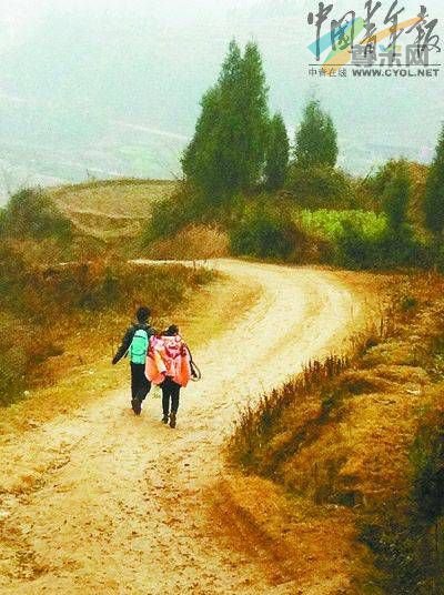 汪正年夫妇背着小女儿下山治病 赵涵漠摄