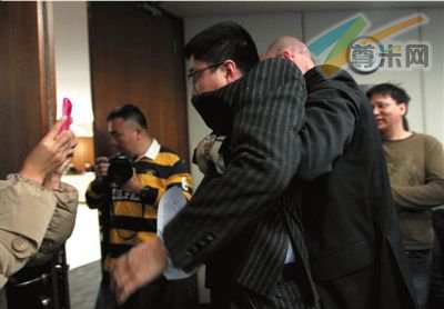 ▲抗议者被安保人员带离现场。 