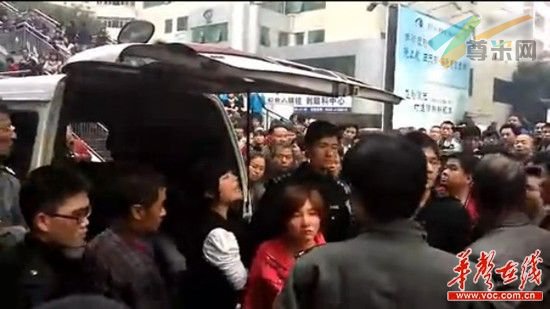 3月16日，厦门思明区民警、城管与小贩爆发冲突，引来众多市民围观。 视频截图
