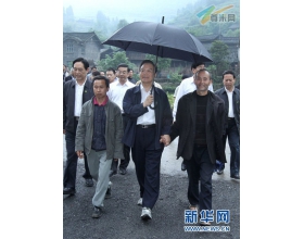 温家宝湖南调研自己打伞 主动探访最困难老乡