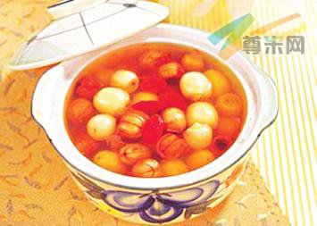 莲子味甘涩性平，通常拿来入药用。常吃一些莲子或其汤品，不仅可治疗老年人尿频，还有一定的抗衰老功效。