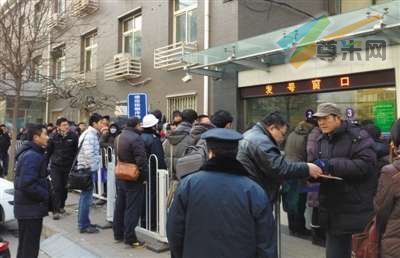 1月11日上午9点，等待过户的人在发号窗前排队
