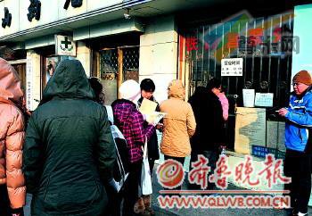 抢票软件泛滥，窗口买票更难。(资料片) 本报记者 周青先 摄