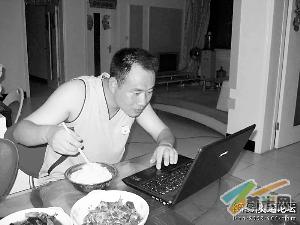 朱光兵称为了跟专业抢注者赛跑，连吃饭都在关注赛事。